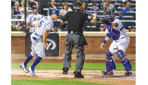 New York Mets catcher Travis du2019Arnaud (right) argues with home plate umpire Tim Timmons to have Los Angeles Dodgers catcher Austin Barnes (left) called out in New York. (USA TODAY Sports)