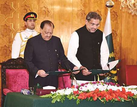 Shahid Khaqan Abbasi (right) is sworn in by Pakistani President Mamnoon Hussain as 28th prime minister in Islamabad, capital of Pakistan, on August 1, 2017.