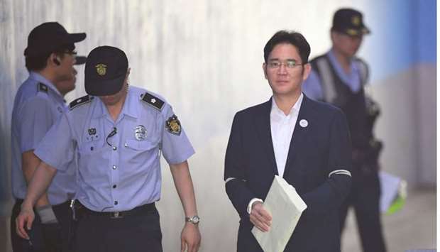 Lee Jae-Yong (R), the vice-chairman of Samsung Electronics, is escorted by prison guards as he arrives at the Seoul Central District Court in Seoul on August 2, 2017