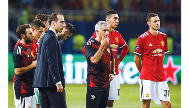 Manchester United manager Jose Mourinho and their players look dejected after losing the Super Cup final.
