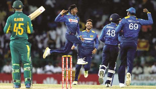 Sri Lankau2019s Akila Dananjaya celebrates with his teammates after taking the wicket of South Africau2019s Heinrich Klaasen (left) during the fifth one-day international in Colombo, Sri Lanka, yesterday. (Reuters)