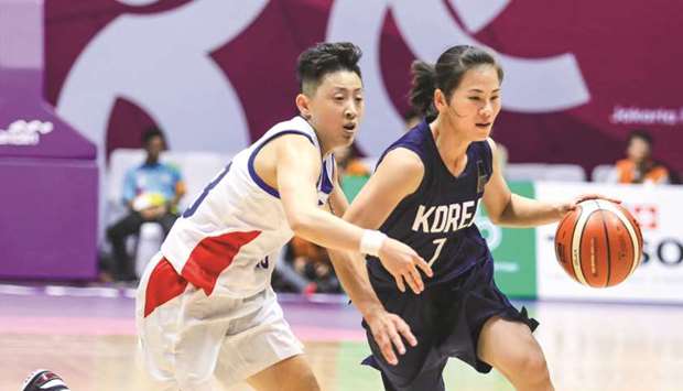 Action from the womenu2019s basketball match between Korea (in blue) and Chinese Taipei (in white) at the Asian Games in Jakarta, Indonesia, yesterday.