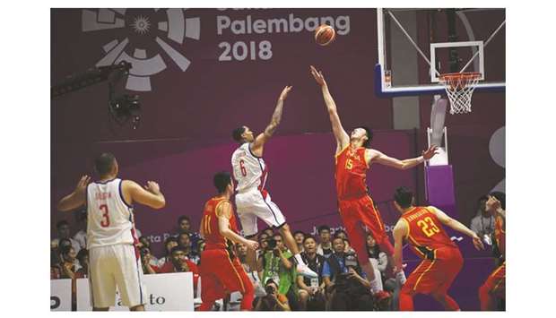 The Philippinesu2019 Jordan Clarkson (third from left) attempts a shot against Chinau2019s Zhou Qi (third from right) in their menu2019s basketball Group D game at the 2018 Asian Games in Jakarta yesterday. (AFP)
