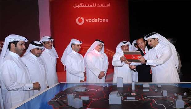 HE the Minister of Transport and Communications Jassim bin Saif al-Sulaiti leads the ceremonial speed test of Vodafoneu2019s 5G network in Qatar while being assisted by Vodafone Qatar CEO Sheikh Hamad Abdulla Jassim al-Thani and COO Diego Camberos as other dignitaries look on.