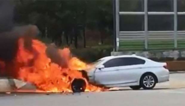 A BMW car on fire at Sangam-dong, Seoul on November 5, 2015.  Picture courtesy: Mapo Fire Station/Chosun Ilbo