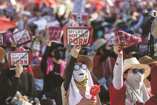 Female protesters shout slogans during the rally against spycam in central Seoul yesterday.