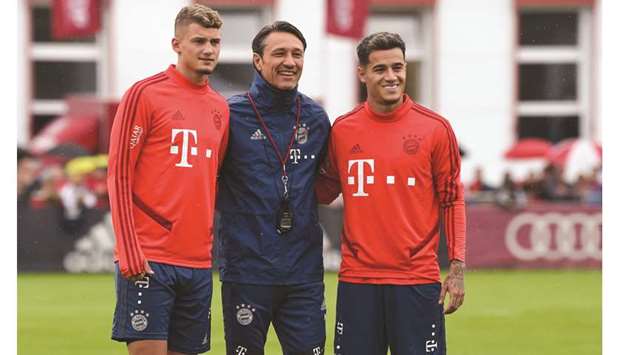 Bayern Munichu2019s headcoach Niko Kovac (centre) poses with his new recruits Mickael Cuisance (left) and Philippe Coutinho prior to a training session at the teamu2019s training ground in Munich. (AFP)
