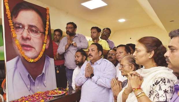 Punjab BJP president Shwait Malik pays tributes to Jaitley in Amritsar yesterday.