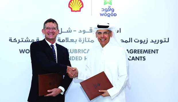 Al-Muhannadi and Faulkner conclude the deal between Woqod and Shell Lubricants in relation to the supply of finished premium lubricants in Qatar.