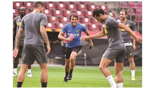 Inter Milanu2019s head coach Antonio Conte (centre) takes part in a training session on the eve of the UEFA Europa League final against Sevilla in Cologne, western Germany. (AFP)