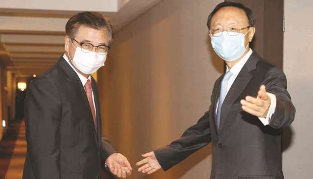 South Koreau2019s national security adviser Suh Hoon (left) and Yang Jiechi, a member of the Political Bureau of the Communist Party of Chinau2019s (CPC) Central Committee, leave a meeting room after their meeting at a hotel in Busan yesterday.