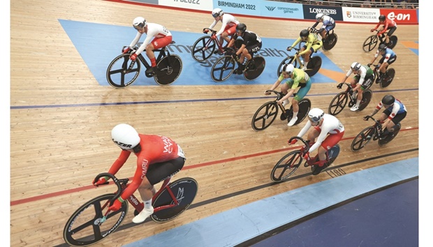 Gold medallist Englandu2019s Laura Kenny (top left) competes in the womenu2019s 10km scratch race cycling event on day four of the  Commonwealth Games at the Lee Valley VeloPark in east London yesterday. (AFP)