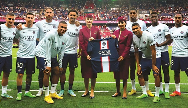 PSG players pose with Qatar Airways cabin crew.