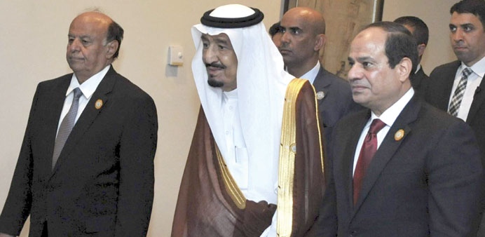 Egyptian President Abdel Fattah al-Sisi stands with Saudi King Salman and Yemenu2019s President Abd-Rabbu Mansour Hadi during the Arab summit in Sharm El 
