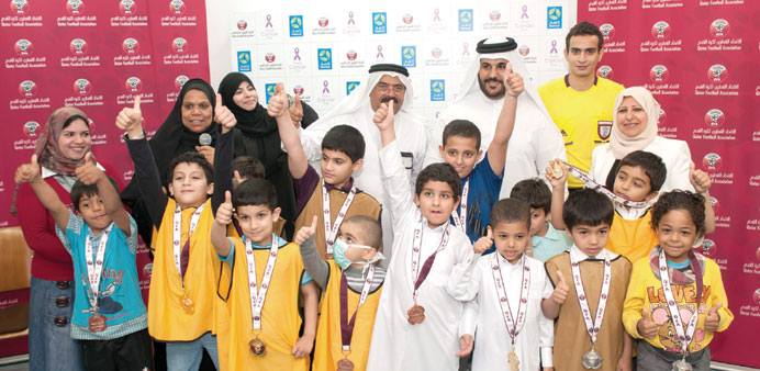 A group photo with the children and other offcials.