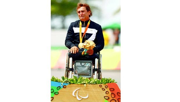 Alessandro Zanardi of Italy poses with his cycling time trial H5 gold medal. (Reuters)