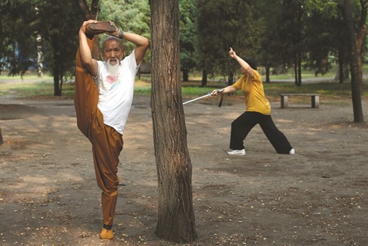 Li practices u2018Suogugongu2019 at a park in Beijing.