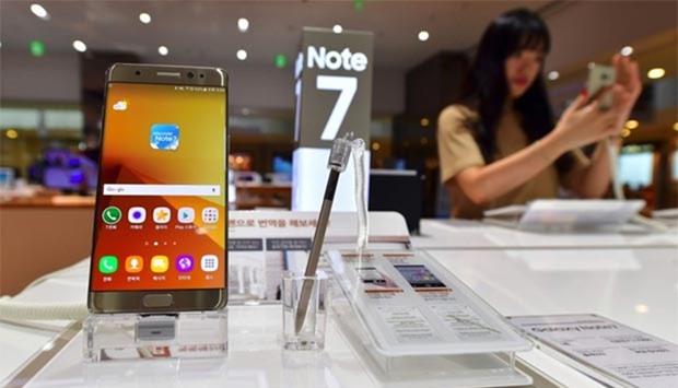 A woman tests a Samsung Galaxy Note7 smartphone at a Samsung showroom in Seoul on Friday.