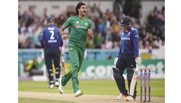 Pakistanu2019s Mohamed Irfan celebrates after dismissing Englandu2019s Jason Roy (R) during the fourth one-day international (ODI)  on Thursday. Irfan, however, failed to complete his full quota of 10 overs.