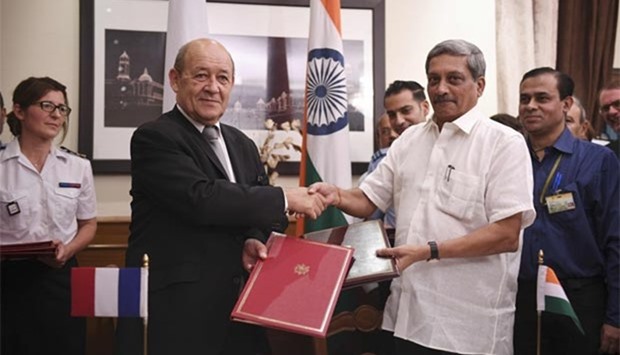 French Defence Minister Jean Yves le Drian (left) and Indian Defence Minister Manohar Parrikar shake hands after signing the deal to purchase 36 Rafale fighter jets in New Delhi on Friday.