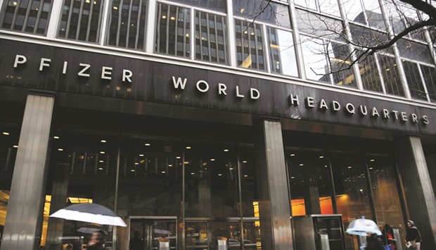 Pedestrians walk past Pfizer headquarters in New York. Pfizer has decided not to split in two separate companies, opting against what could have been one of the biggest breakups in the drug industryu2019s history after four years of it called an u201cextensive evaluation.u201d