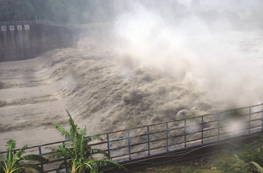 Churning waters in the Jhihtan Dam is seen in Xindian district, New Taipei City, as Typhoon Megi hit eastern Taiwan yesterday.