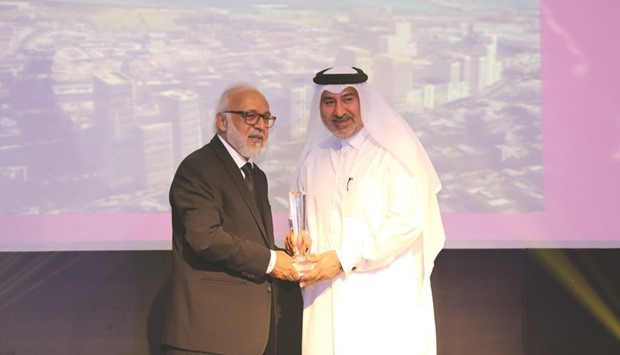 Abdulla Hassan al-Mehshadi (right) receiving the award.