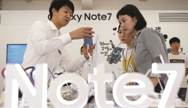 An employee helps customers purchase a Samsungu2019s Galaxy Note 7 smartphone at its store in Seoul. The company shipped 77mn smartphones in the Q2 for a market share of 22.4%, thatu2019s up from 73mn, or 21.3% share a year ago.