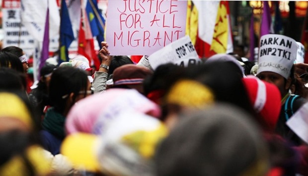 Hundreds of maids march on Hong Kong