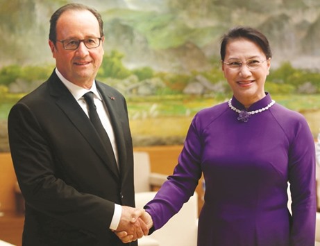 French President Francois Hollande (left) and Vietnamese chairwoman of the National Assembly Nguyen Thi Kim Ngan shake hands in Hanoi yesterday. The countries agreed to establish economic partnerships on the basis of technology transfer, Hollande said after Airbus signed three separate deals.