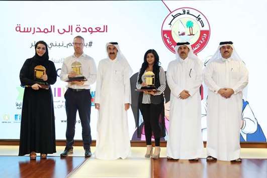 Officials pose with some of the participants.