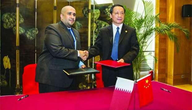 Hassan al-Ibrahim and Li Jinzao at the agreement signing in China.
