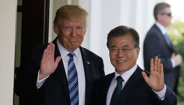 US President Donald Trump  (L) with South Korean President Moon Jae-in
