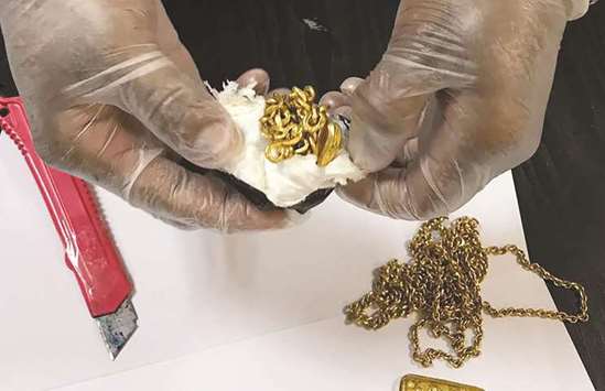 A Sri Lankan customs official displaying gold that had been found stuffed in a manu2019s rectum at the countryu2019s main international airport in Colombo yesterday.