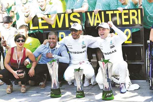 Winner Mercedesu2019 British driver Lewis Hamilton (2R) and second placed Mercedesu2019 Finnish driver Valtteri Bottas celebrate with team members after the Italian Formula One Grand Prix at the Autodromo Nazionale circuit in Monza on September 3, 2017. (AFP)