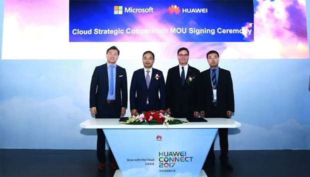 Huawei and Microsoft officials at the MoU-signing ceremony.