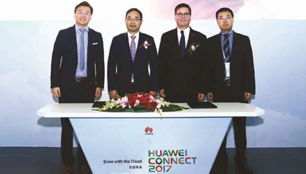 Huawei and Microsoft officials at the MoU-signing ceremony.