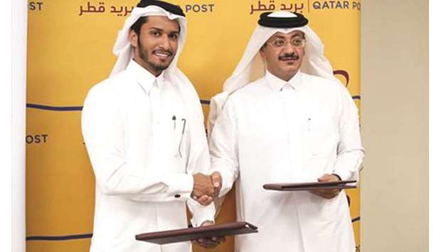 Faleh bin Mohamed al-Naeimi (right) and Abdullah bin Ibrahim al-Suwaidi at the agreement signing.