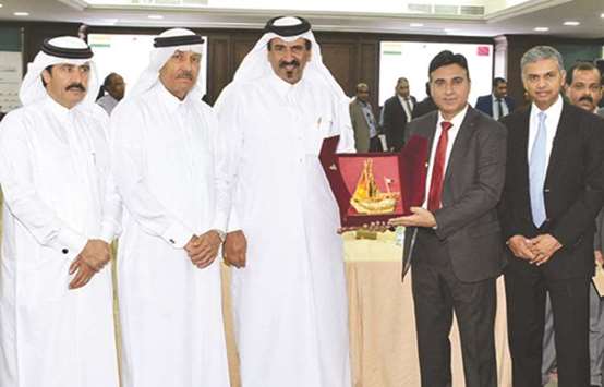 Al-Kuwari hands over a token to K-flex India CEO Kalra after a business meeting in Doha yesterday. Joining them are al-Athba, Kumaran, and other dignitaries.