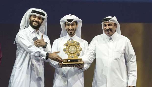 HE the Minister of Transport and Communications Jassim Seif Ahmed al-Sulaiti hands over the award to the winning team