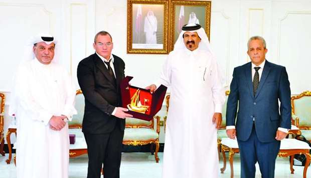 Al-Kuwari handing over a token of recognition to Bermudez at a meeting at the Qatar Chamber headquarters in Doha.