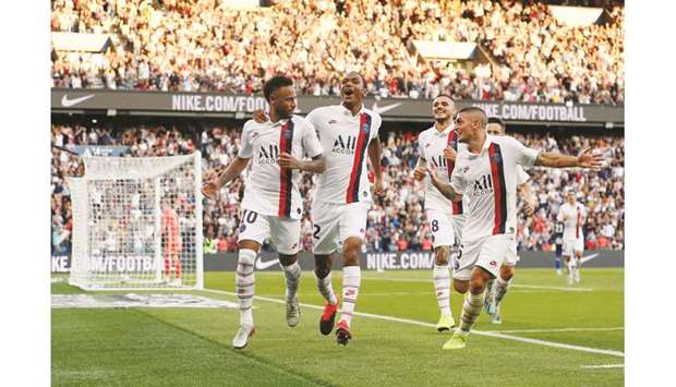 Neymar (L) celebrates with teammates after scoring the winner for PSG yesterday.