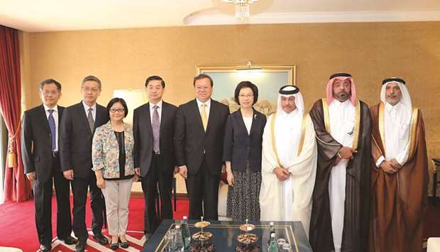 Shura Council members along with Chinese delegation pose for a photo.
