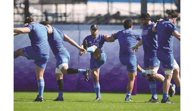 New Zealandu2019s Richie Mou2019unga (C) and teamates take part in a training session at the Tatsuminomori Seaside Park in Koto, Tokyo, yesterday.