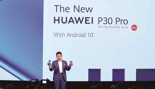 Richard Yu, CEO of Huawei Consumer Business Group (CBG), unveiling the latest flagship Kirin 990 series: Kirin 990 and its 5G version.