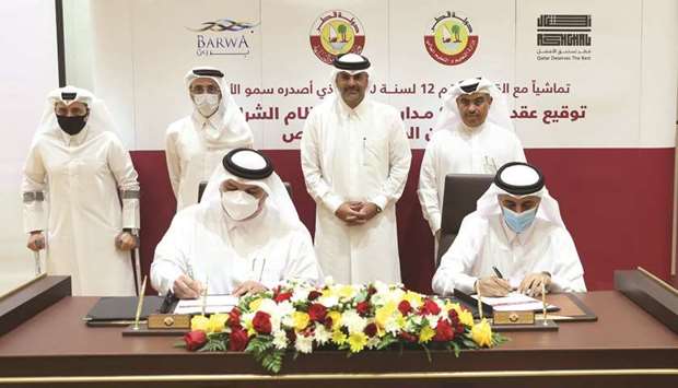 HE the Prime Minister and Minister of Interior Sheikh Khalid bin Khalifa bin Abdulaziz al-Thani on Tuesday  witnessed the signing of a contract to construct eight public schools under the public-private sectors partnership system.