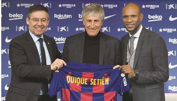 While Barcelona president Josep Maria Bartomeu (left) faces a no-confidence vote, ex-coach Quique Setien has sued the club. (AFP)