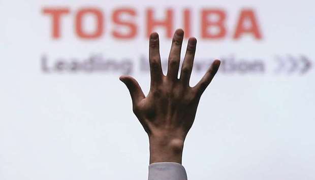 A reporter raises his hand for a question during a news conference by Toshiba CEO Satoshi Tsunakawa (not in picture) at the company headquarters in Tokyo (file).