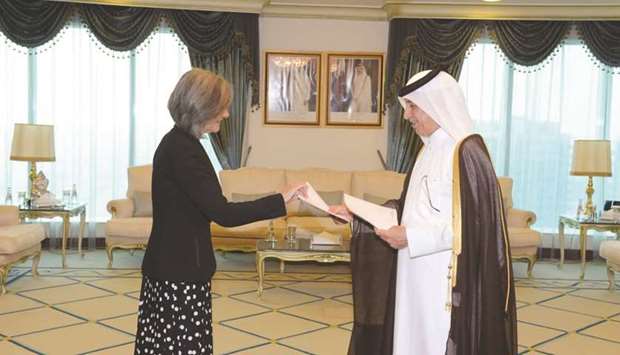 Minister of State for Foreign Affairs, received copy of the credentials of Ambassador of the Helleni