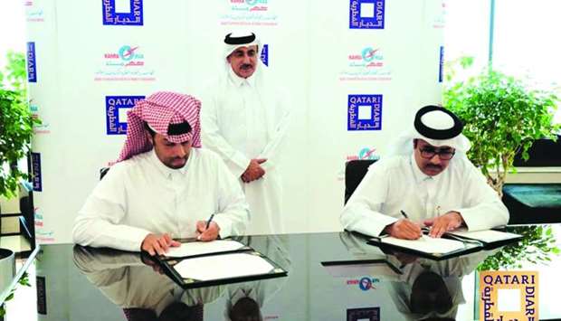Essa bin Hilal al-Kuwari and Qatari Diar CEO Abdullah bin Hamad al-Attiyah signing the agreement in the presence of HE the Minister of Transport and Communications Jassim Seif Ahmed al-Sulaiti.